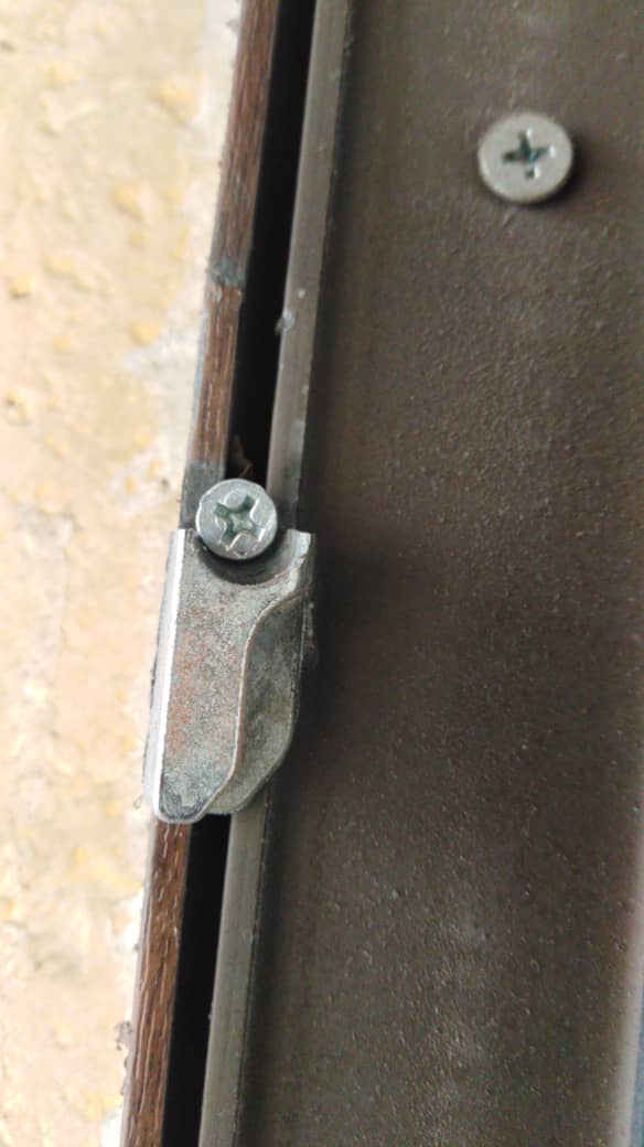 کیپ شکسته پنجره